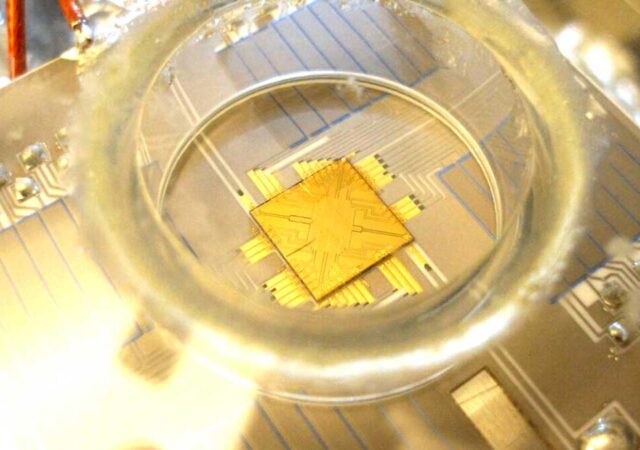 A German start-up has unveiled a new approach to quantum computing that replaces traditional laser-based control with microwave radiation, significantly reducing energy use and system complexity.