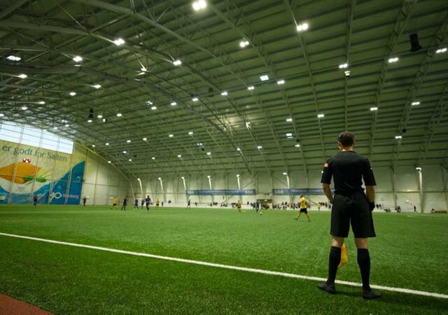 Fauske’s indoor football arena, perched above the Arctic Circle, has been fitted with a smart lighting system designed to eliminate dark spots on the pitch and cut energy use, in a project that reflects growing interest in efficient sports-facility infrastructure.