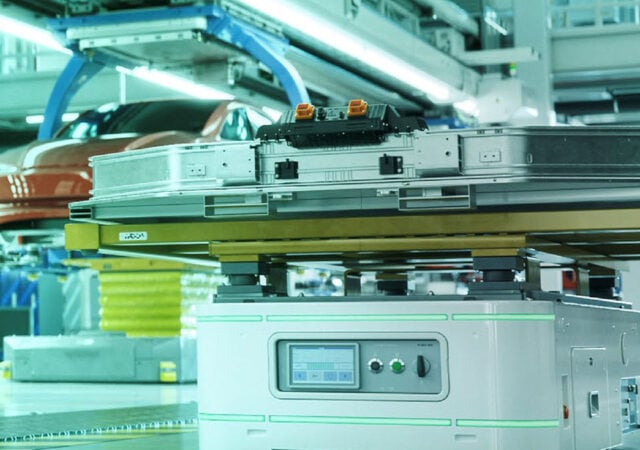 Using and testing wireless communications in automatic transport robots for manufacturing and logistics