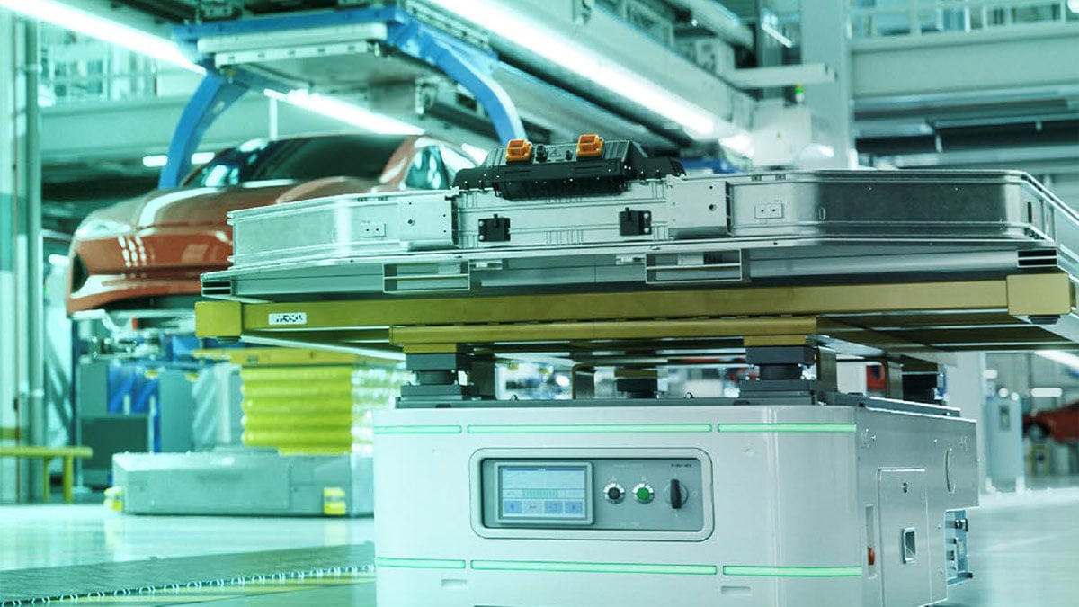 Using and testing wireless communications in automatic transport robots for manufacturing and logistics